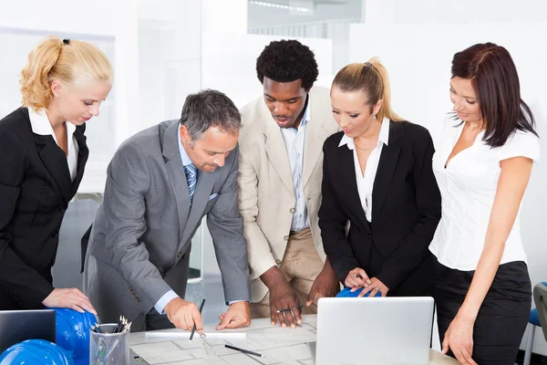 Gruppe von Geschäftsleuten diskutiert gemeinsam — Stockfoto