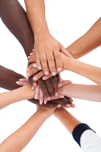 Groep mensen die handen bij elkaar stapelen — Stockfoto