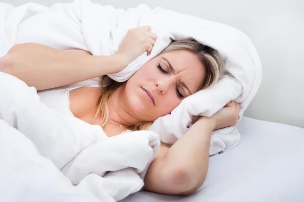 Femme avec un drap de lit sur la tête — Photo