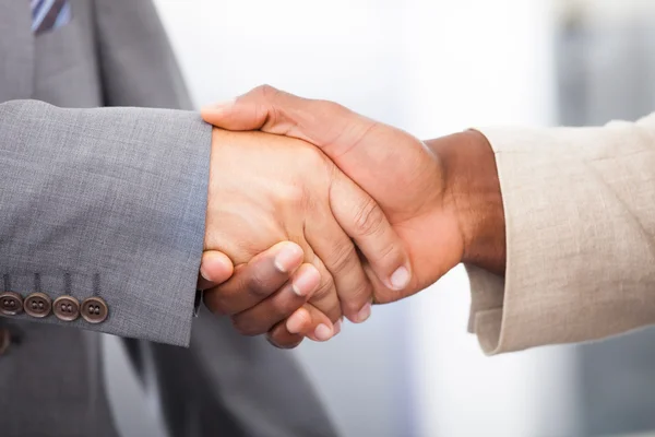 Två affärsmän skaka hand — Stockfoto
