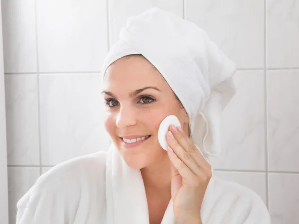 Jovem mulher limpando o rosto — Fotografia de Stock