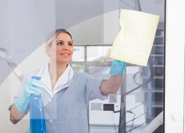 Jonge meid met fles en spons — Stockfoto