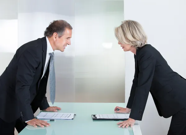 Mature Businessman And Businesswoman Fighting — Stock Photo, Image