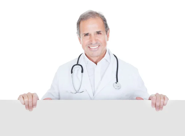 Reifer Arzt mit Plakat — Stockfoto