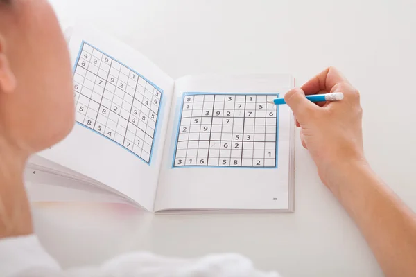 Nő megoldására Sudoku — Stock Fotó