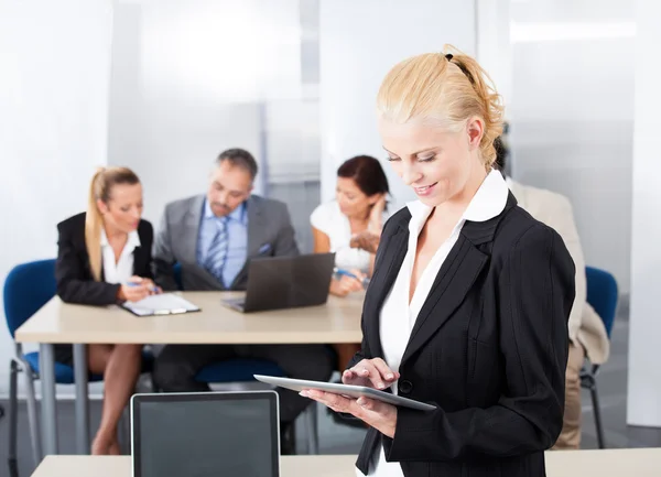 Femme d'affaires utilisant une tablette numérique — Photo