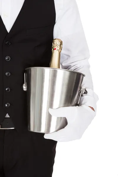 Σερβιτόρος, κρατώντας ένα δοχείο ψύξης κρασιού — Φωτογραφία Αρχείου