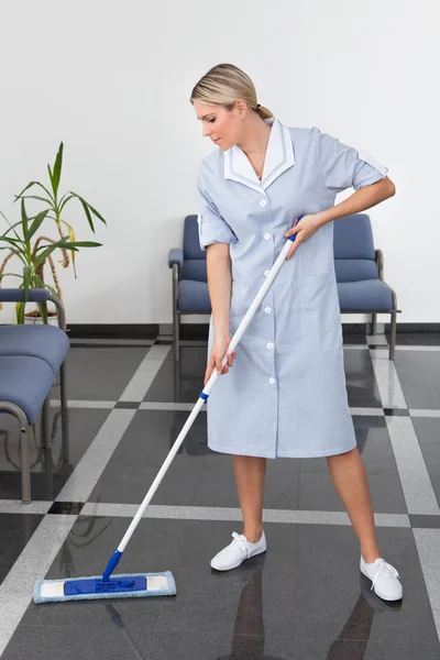 Zimmermädchen putzt den Boden — Stockfoto