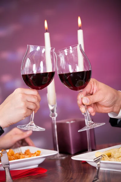 Primo piano di coppia vino tostatura — Foto Stock