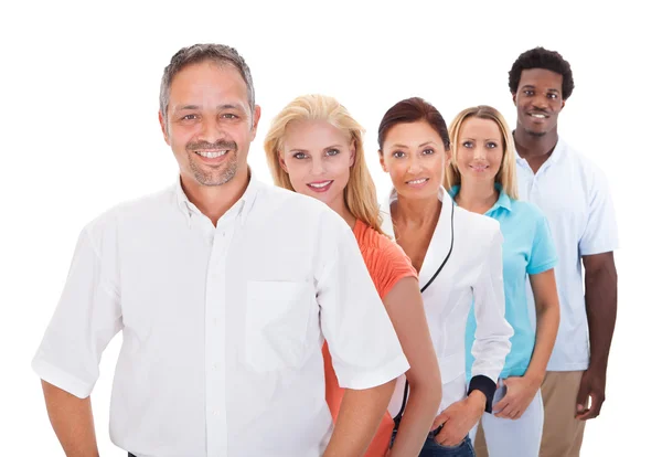 Grupo de personas multiétnicas de pie en una fila — Foto de Stock