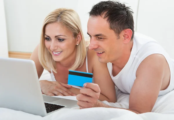 Feliz pareja de compras en línea — Foto de Stock