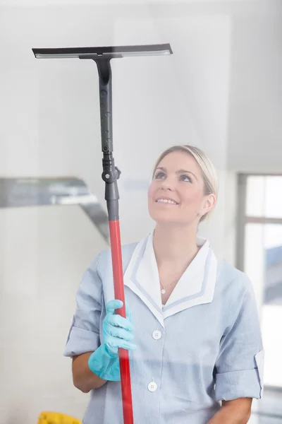 Limpieza de la mujer con limpiador de ventanas de goma —  Fotos de Stock
