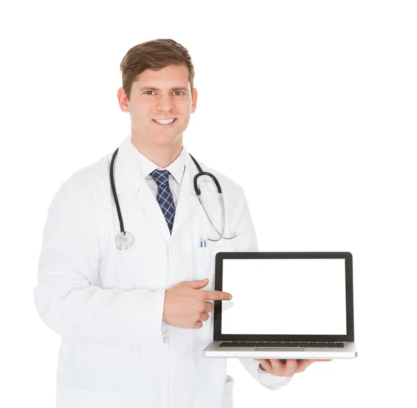 Médico masculino mostrando no laptop — Fotografia de Stock