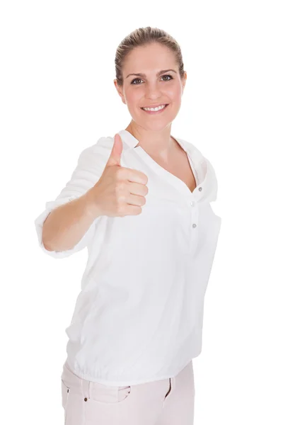 Mulher jovem Gesturing Thumb Up Sign — Fotografia de Stock