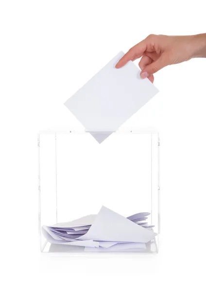 Gros plan de la main insertion bulletin de vote dans l'boîte — Photo