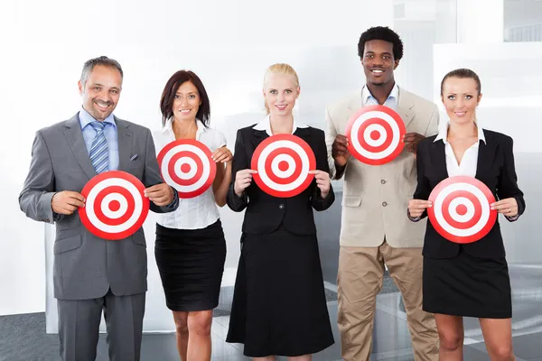 Empresários Holding Dartboard — Fotografia de Stock