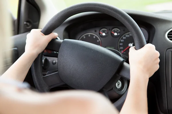 Mujer mano sosteniendo el volante — Foto de Stock