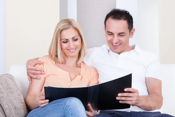 Couple Looking At Album — Stock Photo, Image