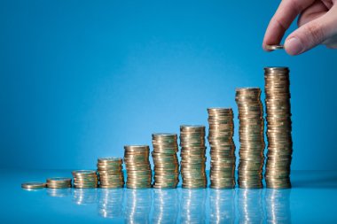Coin coins yığında yerleştirerek el