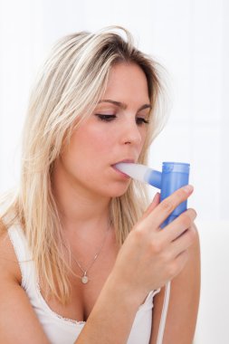 astım inhaler ile kadın