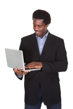 mutlu işadamı holding laptop