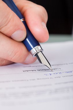 işadamı mürekkep kalemle yazma