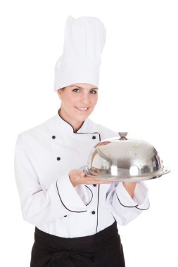 kadın aşçı tepsi tutarak portresi