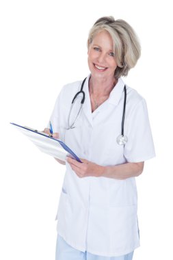 Olgun kadın doktor panosuna yazma