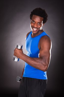 genç adam tutarak halter