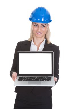 kadın mimar holding laptop