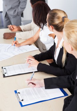 şirket yöneticileri bir toplantı sırasında not almak