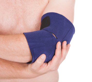 dirsek brace giyen kişi