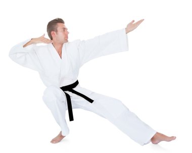 Genç adam karate yapıyor.