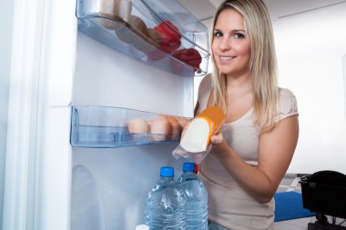 buzdolabı gelen kadın alarak sosis