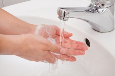 Musluk altında yıkandıktan insan eller