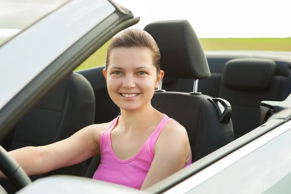 Jonge vrouw in auto — Stockfoto