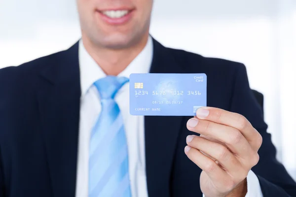 Giovane imprenditore in possesso di carta di credito — Foto Stock
