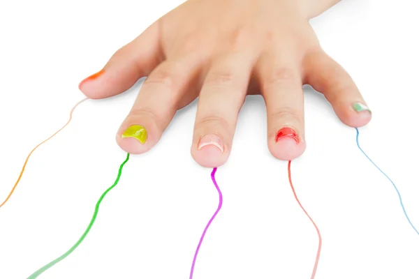 Женская рука с разноцветной краской ногтей — стоковое фото
