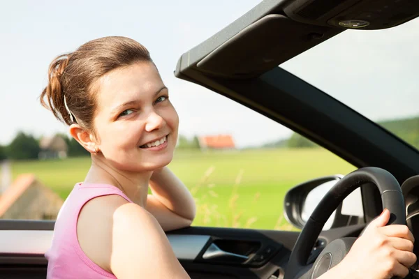 Jonge vrouw in auto — Stockfoto