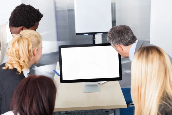 Colegas de Negócios Olhando para Monitor — Fotografia de Stock