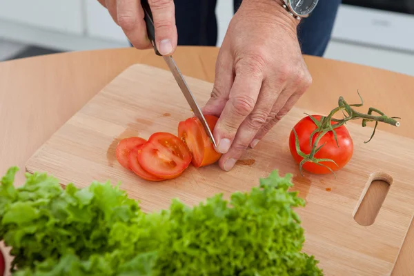 野菜を切る男 — ストック写真