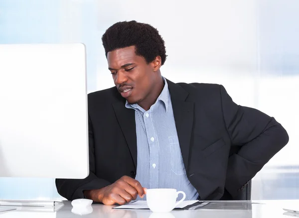 Geschäftsmann leidet unter Rückenschmerzen — Stockfoto