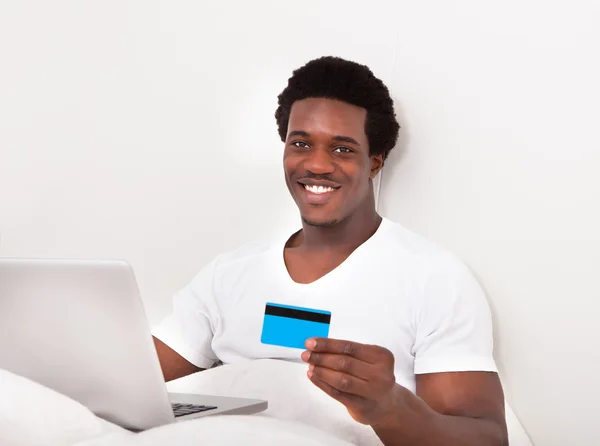 Mężczyzna korzystający z laptopa do zakupów online — Zdjęcie stockowe