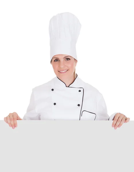 Femme chef montrant la plaque vierge — Photo