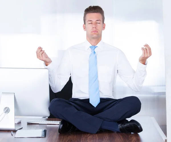 Affärsman praktisera yoga — Stockfoto