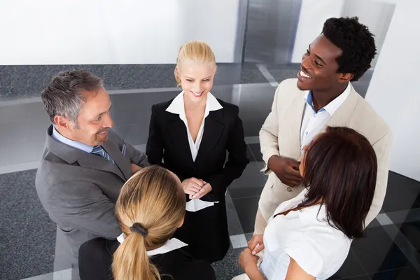 Volwassen zakenman met zijn collega 's — Stockfoto