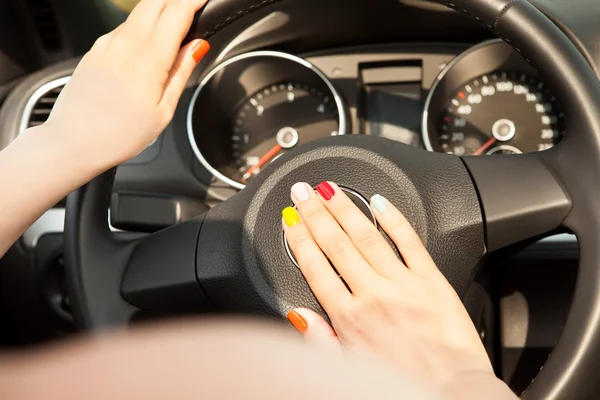 Frauenhand auf Hupknopf — Stockfoto