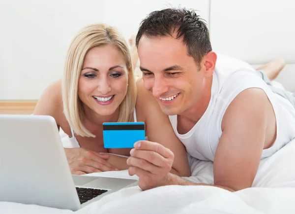 Compras Online Segurando Cartão de Crédito — Fotografia de Stock