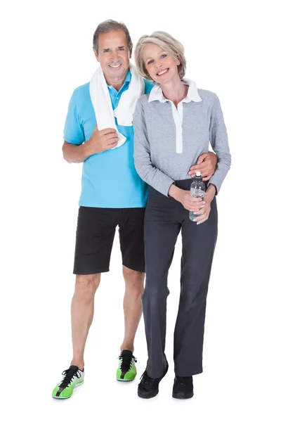 Šťastný starší pár v fitness oblečení — Stock fotografie