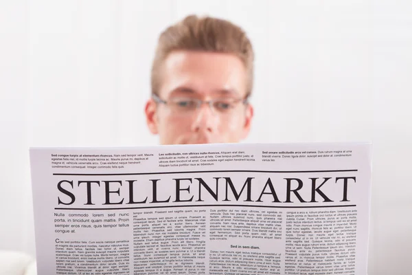 Jonge man die krant leest — Stockfoto